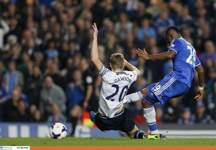 Ecco il destro vincente di Eto&#39;o che porta in vantaggio il Chelsea sul Tottenham: la partita finir 4-0 per i blues. Reuters